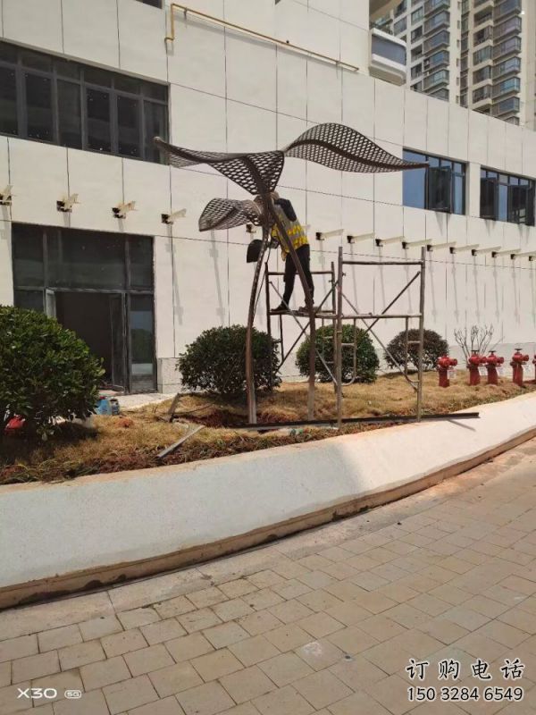 金屬樹葉雕塑廠家，街頭藝術(shù)，彩繪仿真樹葉雕塑制造商