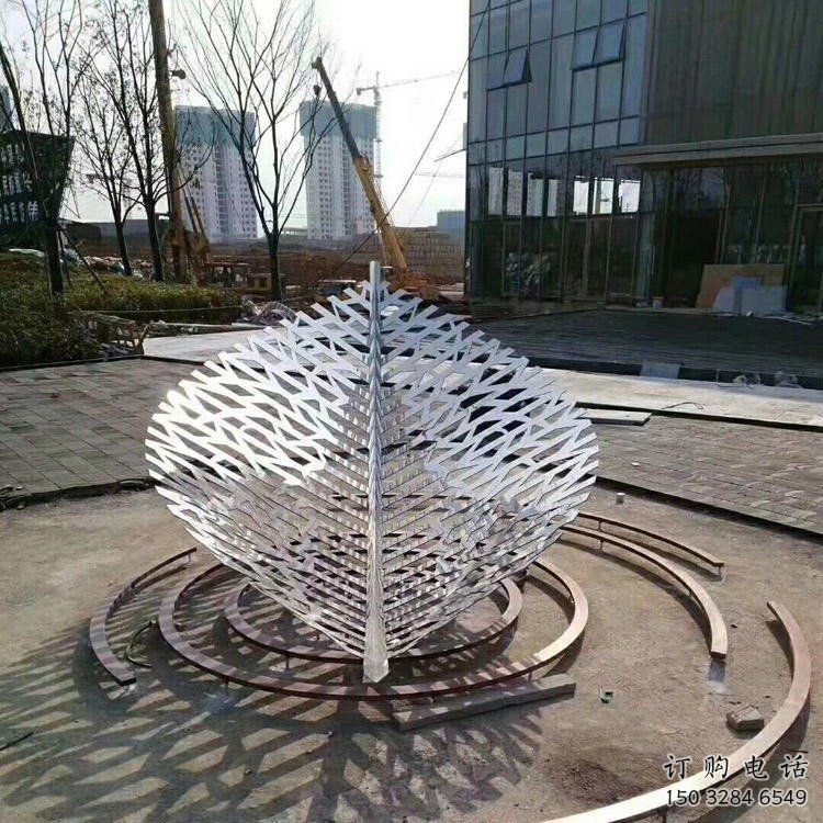 鏤空樹葉雕塑選用，陸地擺件，鐵藝樹葉雕塑加工廠家