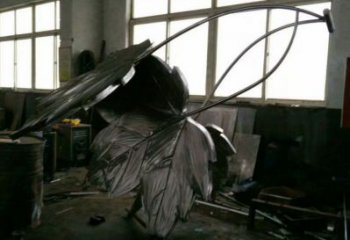 楓葉雕塑服務(wù)商，噴泉雕塑，不銹鋼楓葉雕塑訂做廠家