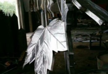 楓葉雕塑供應(yīng)，花園小品，不銹鋼仿真楓葉雕塑廠家