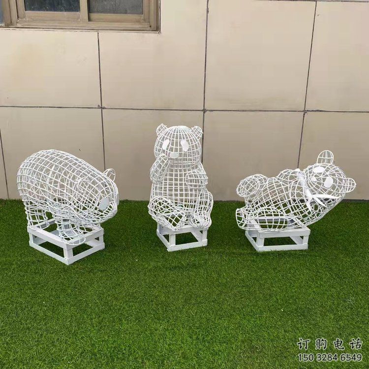 廣場熊貓雕塑優(yōu)價，鋼管組合，鏤空熊貓雕塑廠家