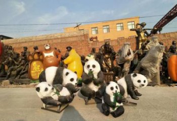 金屬熊貓雕塑制作，陸地擺件，仿真熊貓雕塑制造商