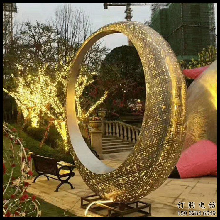 月牙雕塑制造，白鋼構(gòu)件，鏤空月牙雕塑提供