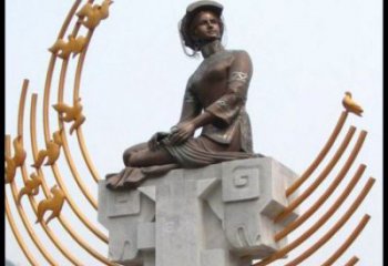 室內月牙雕塑