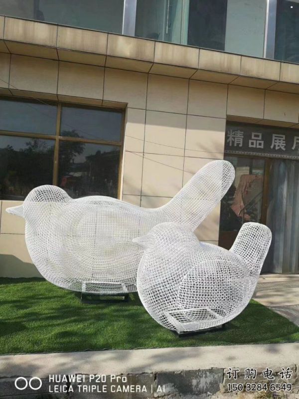 鏤空鳥雕塑工廠標準，多彩藝術(shù)，鐵藝小鳥雕塑供應(yīng)