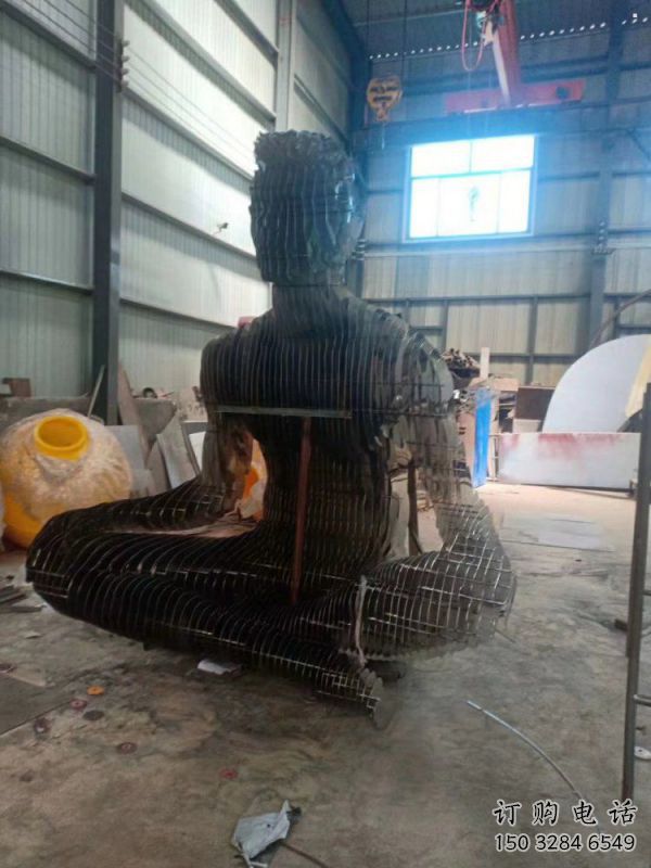 現(xiàn)代鏤空人物雕塑優(yōu)選，圓雕體系，鐵藝坐式人物雕塑選定