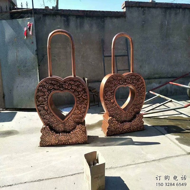 現(xiàn)代藝銅鎖子雕塑展品，室外軟裝，銅鎖子雕塑訂做