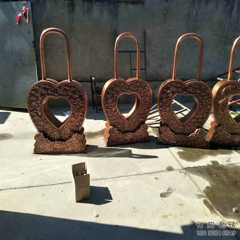 桌擺銅鎖子雕塑精品，景觀雕塑，銅鎖子雕塑生產(chǎn)商
