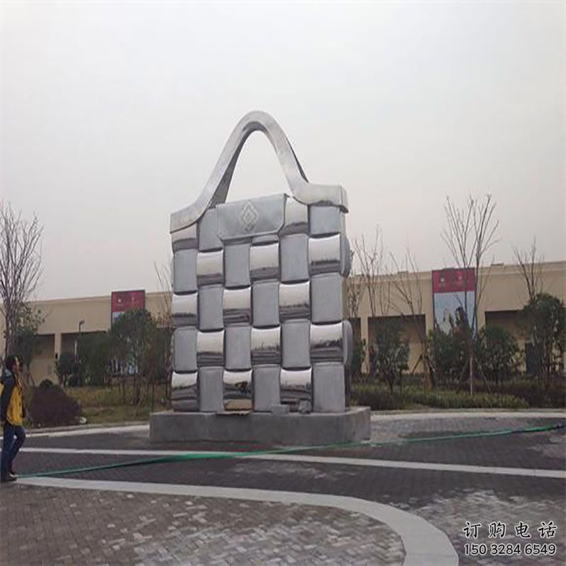 博爾塔拉景觀背包雕塑優(yōu)選，陸地擺件，園林不銹鋼背包雕塑供應